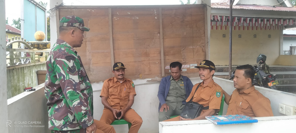 Babinsa Serka N. Saragih, Berikan Penyuluhan Pancasila Kepada Staff Desa Tengganau, di Kampung Pancasila, Mandau