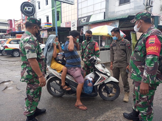 Babinsa Serka Fauzi, Serda A. Junaidi dan Praka Alif Himbau Protkes di Depan Kantor Camat