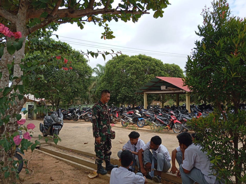 Babinsa Serma Suprapto Berikan Penyuluhan Pancasila Kepada Siswa SMAN 4 Kecamatan Pinggir