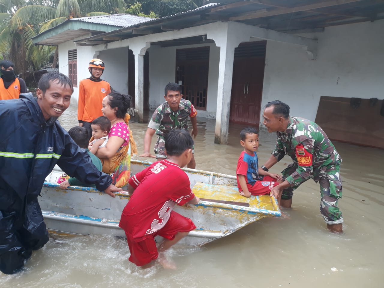 Babinsa Koramil 03/Mandau Evakuasi Korban Banjir