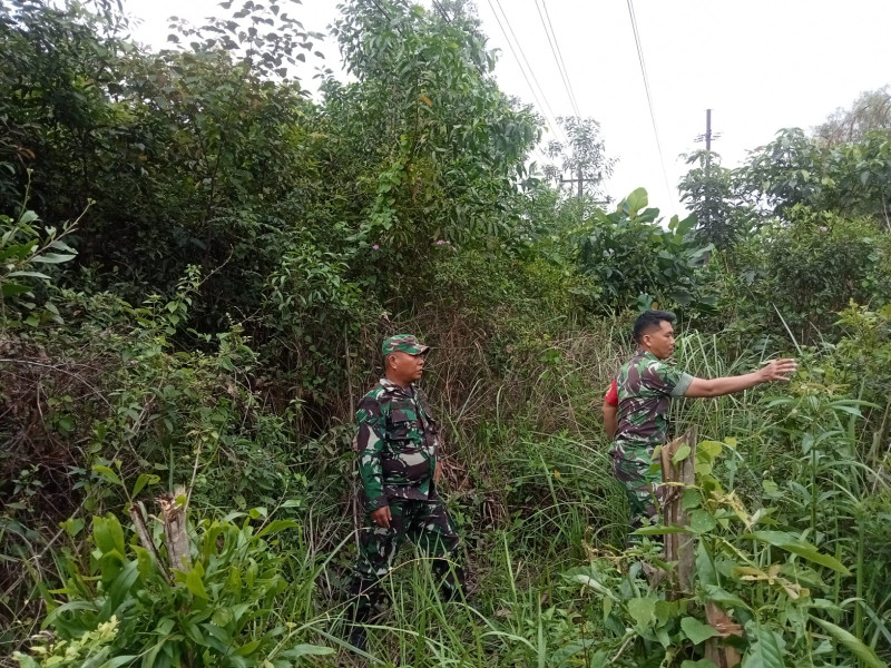 Terus Laksanakan Patroli, Babinsa Koramil 03/Mandau Serda P. Sinaga dan Serda M. Fikri di Pinggir Balai Raja