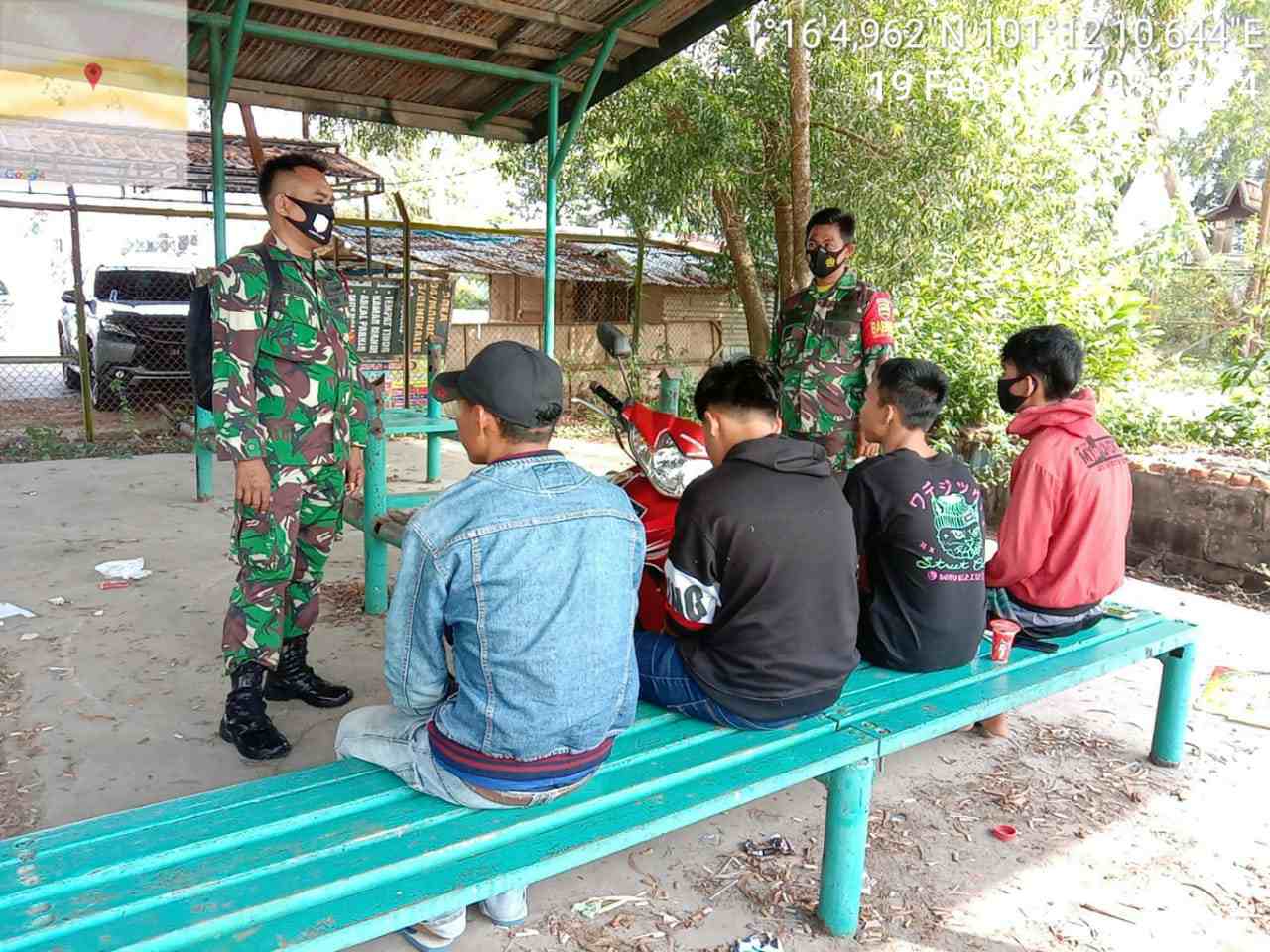 Serda S. Handoko dan Serda S. Sijabat Sosialisasi Karhutla di Simpang Padang