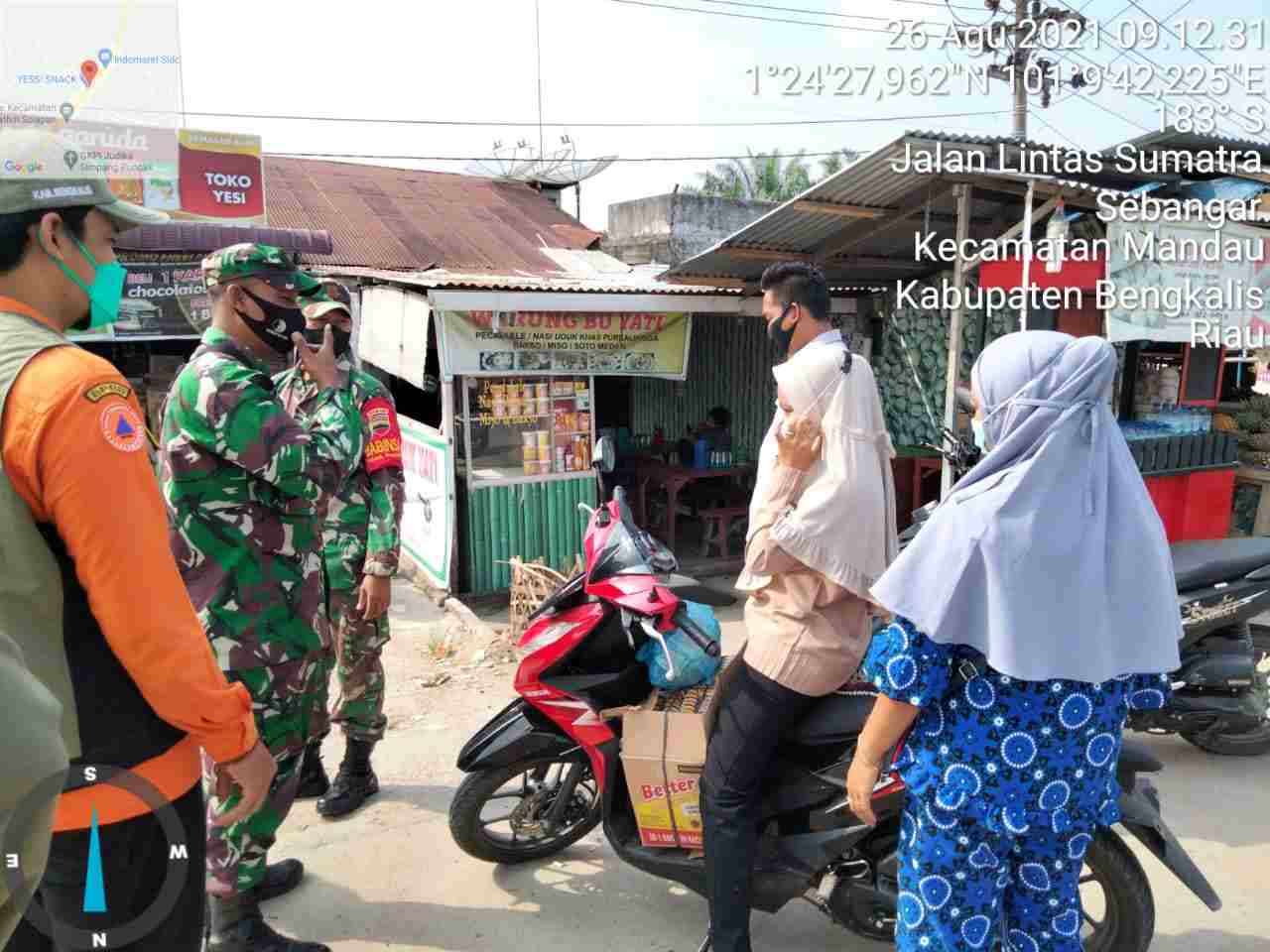 Patuhi Protkes Covid, Pesan Serma Sutrisno dan Sertu Handoko di Pasar Sidomulyo