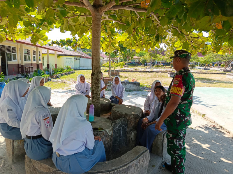Babinsa Sertu Awaluddin Berikan Penyuluhan Pancasila Kepada Pelajar SMAN 6 Mandau, Kampung Pancasila