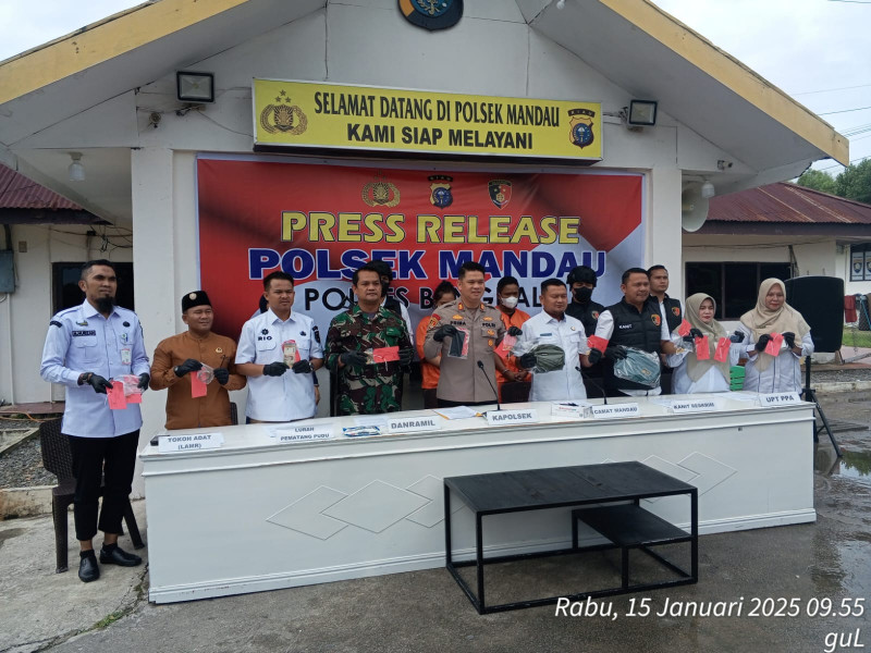 Sejumlah Kartu ATM dan Emas Yang Dirampas Terduga Pelaku Turut Diamankan