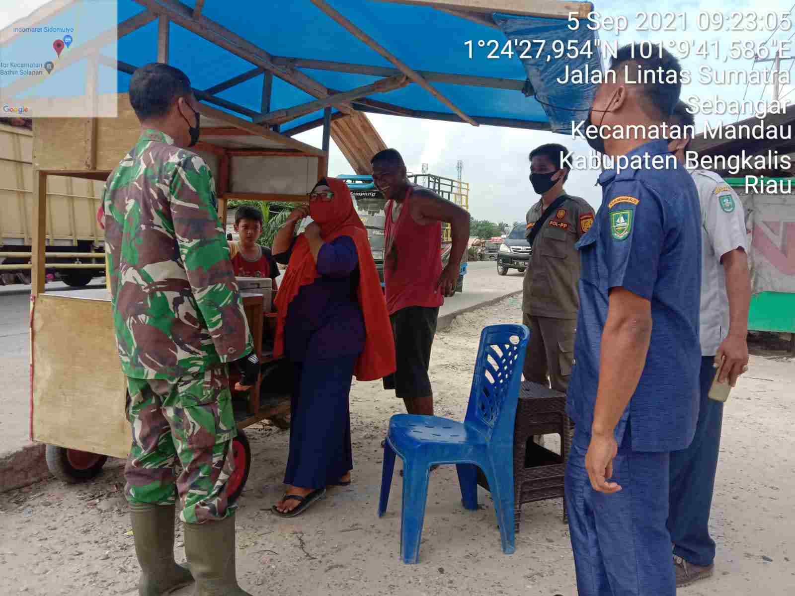 Patuhi Protkes Covid, Pesan Sertu S. Handoko dan di Pasar Sidomulyo Kulim