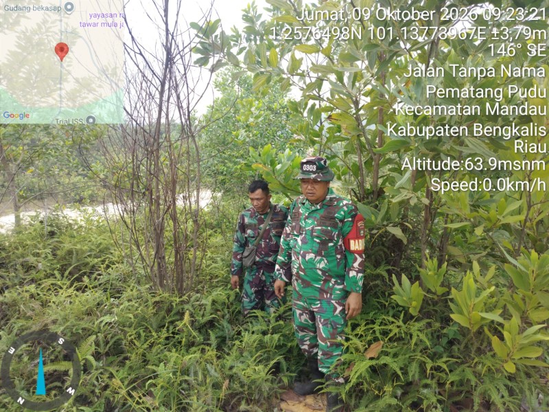 Patroli Karhutla Terus dilakukan, Babinsa Pelda Agus wp, Sertu Joni R cek Lahan Rawan di Kelurahan Pematang Pudu, Mandau, Bengkalis