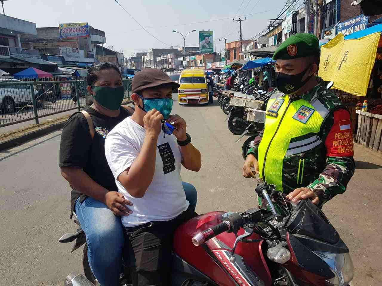 Antisipasi Penularan Covid-19, Koptu Heriyadi Giat Sosialisasi Prokes di Pasar Tradisional Duri