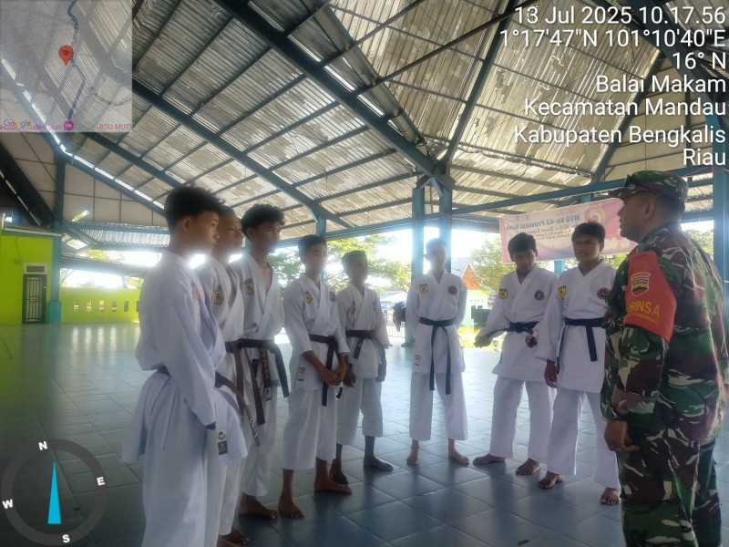 Babinsa Koptu M. Khan, Berikan Penyuluhan Pancasila Kepada Warga Desa Balai Makam, Kampung Pancasila