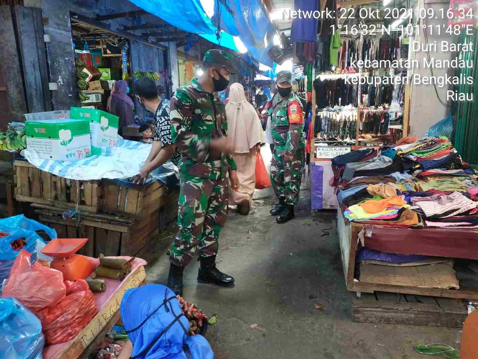 Taatilah Protkes Covid, Pesan Serda P. Sinaga dan Serda Jhoni di Pasar Dewi Sartika