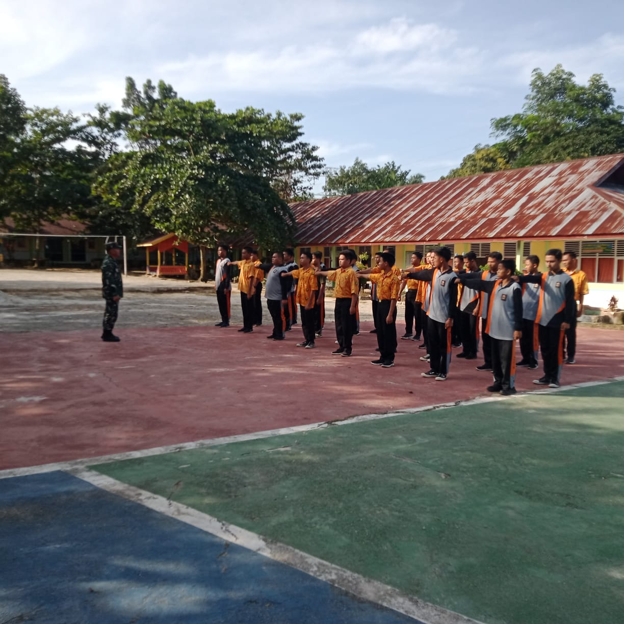 Babinsa Serma Yulihar dan Serma Suprapto Latih PBB Kepada Siswa SMA di Kampung Pancasila