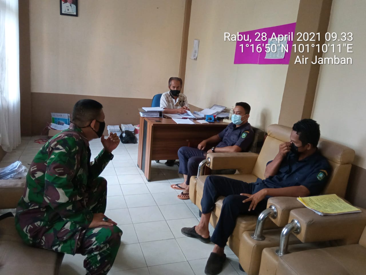 Babinsa Koramil 04/Mandau Serma Amiruddin  Komsos dengan Staff Air Jamban