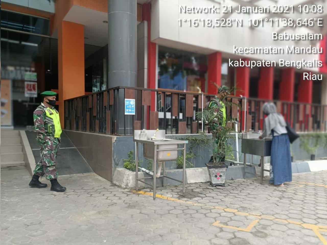 Serka TR. Lase Babinsa Koramil 04/Mandau Himbau Protkes di Mall Mandau City