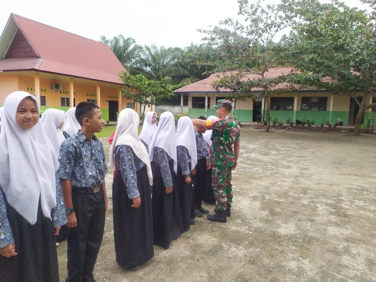 Babinsa Serda Ramadhani Latih PBB Kepada Siswa SMP di Kampung Pancasila