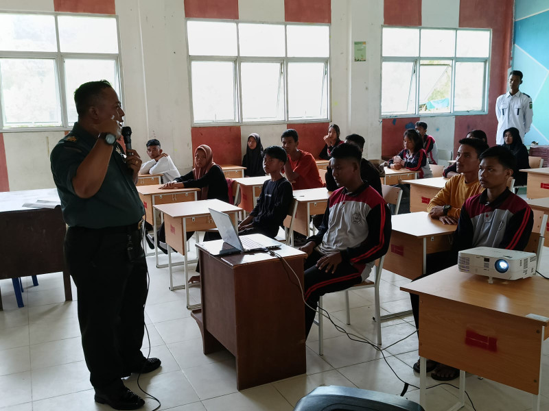 Babinsa Peltu Sigit NW Berikan Komsos Pancasila Kepada Siswa SMK Kesumbo Ampai, Bathin Solapan, Bengkalis