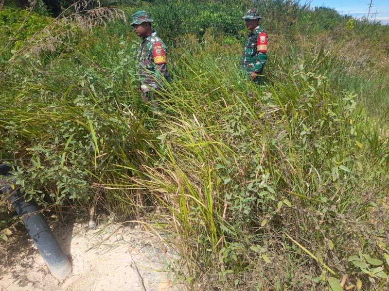 Babinsa Serka Alinaspi, Serka Roy Purdomuan Berpatroli Karhutla di Jalan Rangau, Desa Petani, Bengkalis
