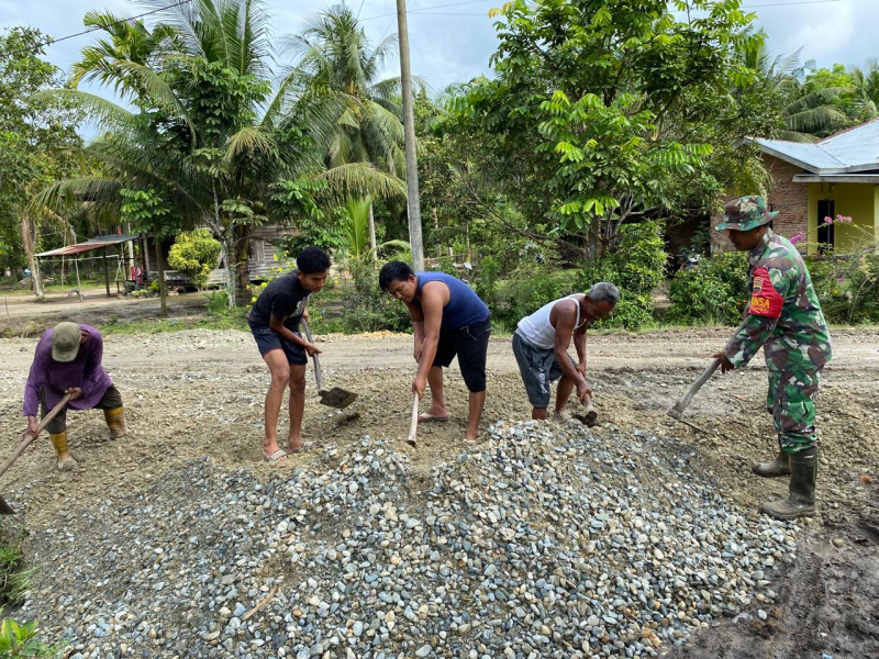 Anggota Babinsa Mandau Serka Ristiyo, Laksanakan Goro di Kelurahan Air Jamban