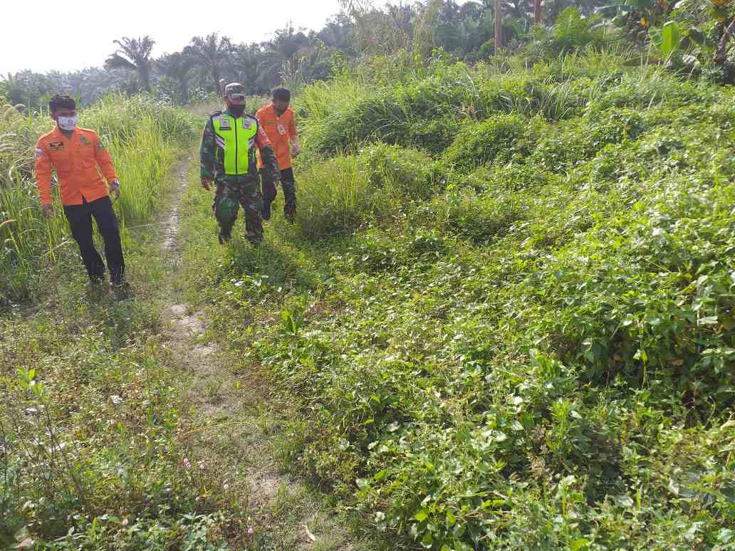 Serda P. Sinaga laksanakan Patroli Karhutla di Desa Melibur Serda P. Sinaga laksanakan Patroli Karhutla di Desa Melibur