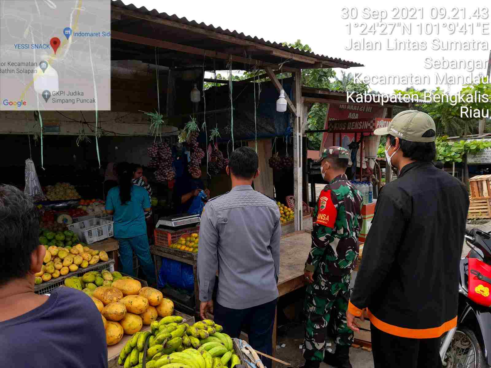 Himbau Protkes di Pasar Sidomulyo Desa Sebangar Oleh Babinsa Sertu Alinaspi