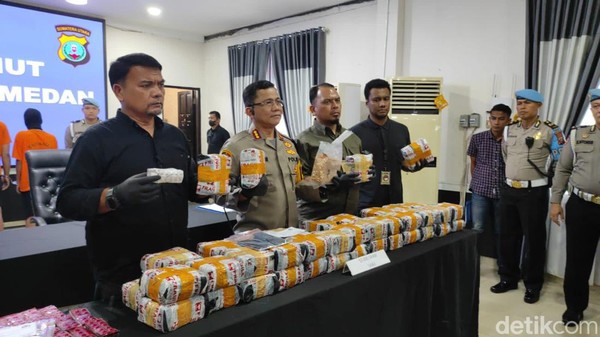 2 Kurir Narkoba Ditangkap di Riau, 53 Kg Sabu-10 Ribu Happy Five Disita