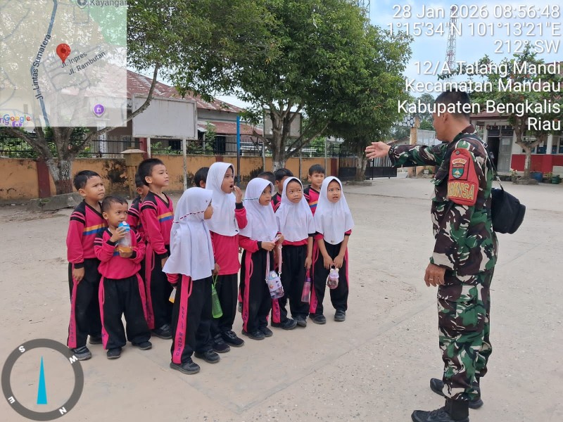 Babinsa Serka SDG Barusp Berikan Penyuluhan Pancasila Kepada Siswa di Talang Mandi