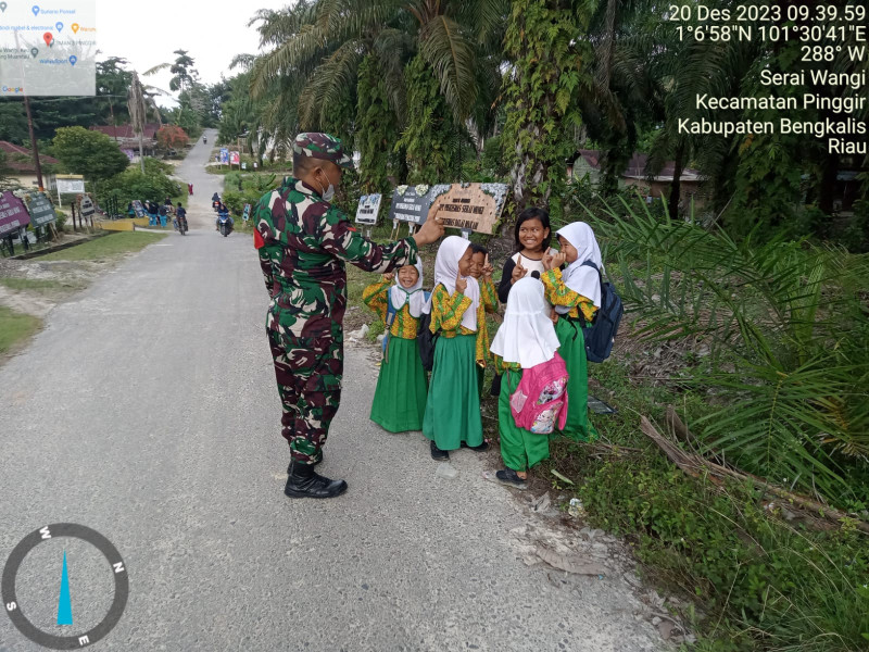 Babinsa Kopda P. Samosir Berikan Komsos Pancasila Kepada anak-anak sekolah Desa Serai Wangi, Bengkalis