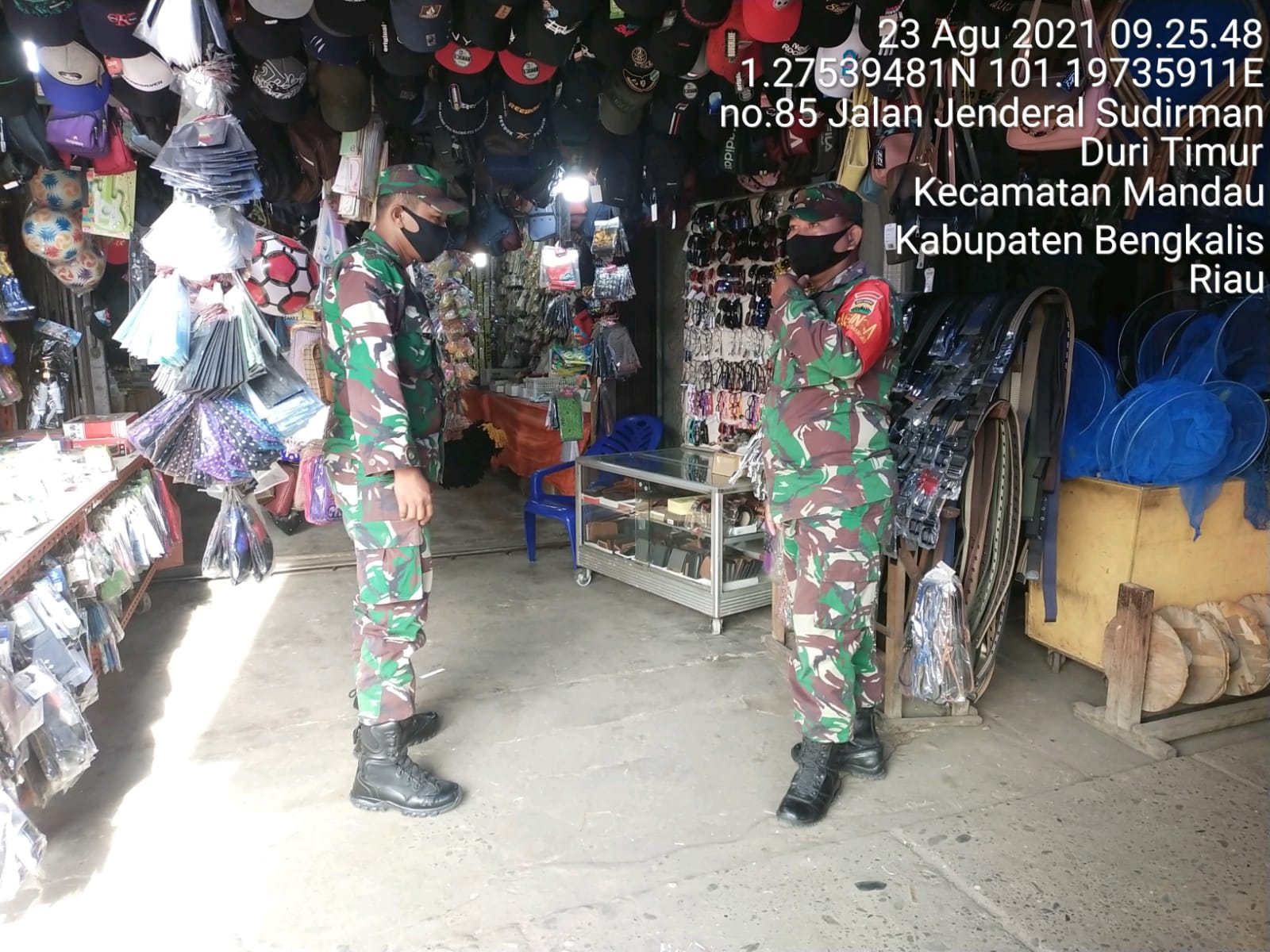 Pengunjung Pasar Dewi Sartika dihimbau Serda P. Sinaga dan Serda Joni