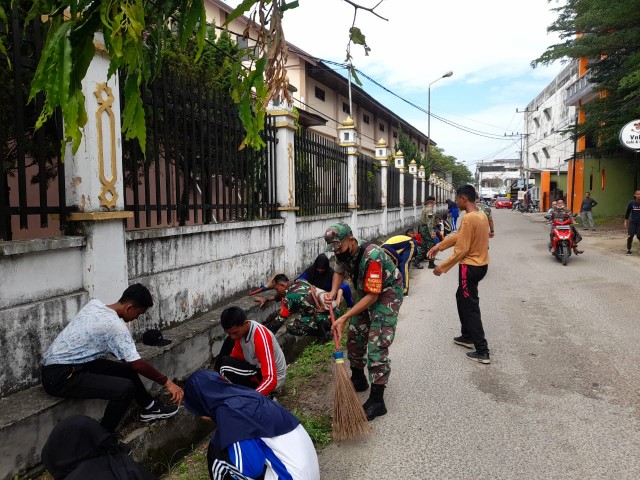 Babinsa Peltu Jefri Dian Laksanakan Goro di Jalan Rokan Kelurahan Air Jamban