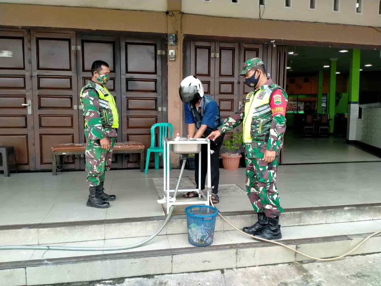 Antisipasi Penularan Covid-19, Serma Amiruddin  Giat Sosialisasi Prokes di RM Yuanda