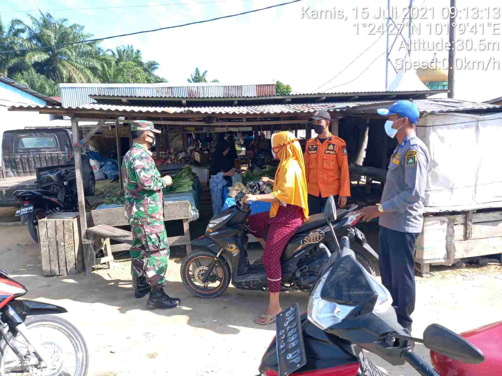 Serka Fauzi Himbau Pengunjung Pasar Sidomulyo Agar Protkes dan Gunakan Masker