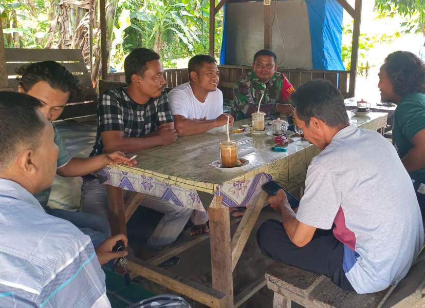 Babinsa Sertu Roy Pardomuan Berikan Komsos Pancasila Kepada Masyarakat Desa Pinggir