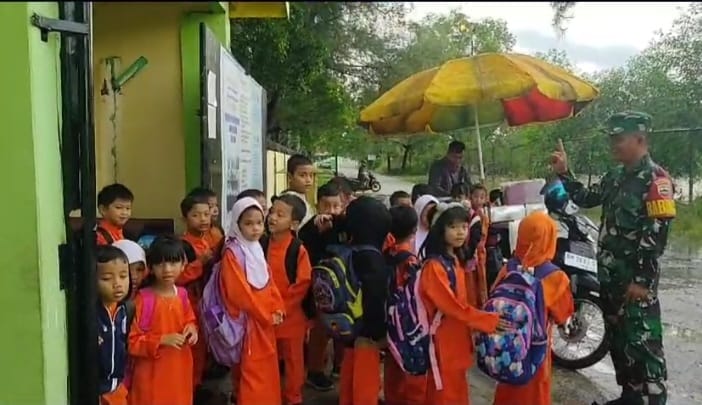 Babinsa Sertu Alinaspi Berikan Komsos Kepada Siswa SDN 2 Mandau, Bengkalis