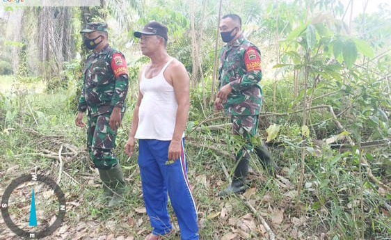 Serka TR.Lase dan Serda Ahmad Junaidi  Patroli di Desa Petani dan Buluh Manis