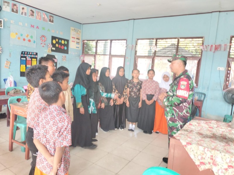 Babinsa Serka Junaidi., Berikan Penyuluhan Pancasila Kepada pelajar SDN 10 di Desa Pinggir