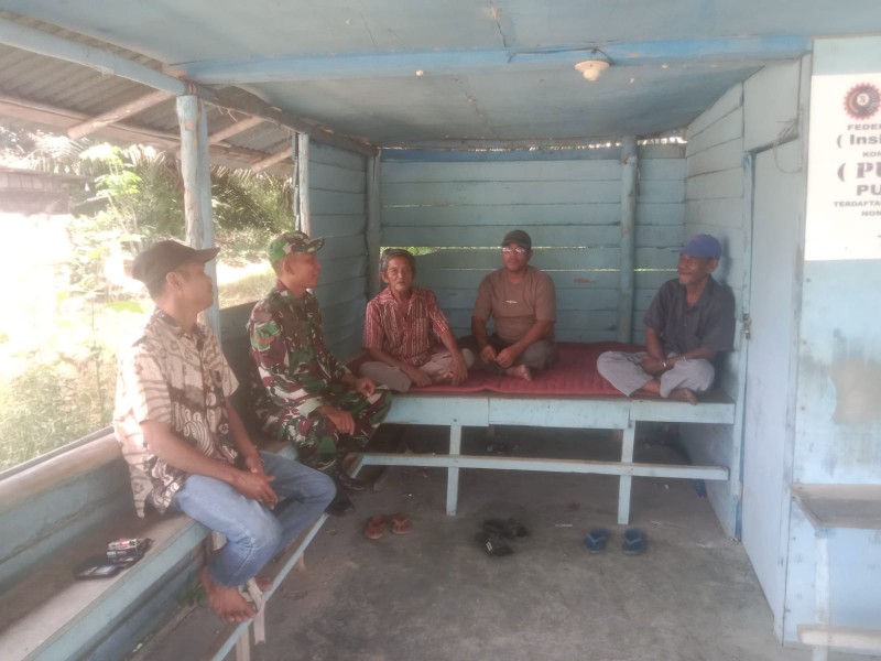 Babinsa Kopda Yusup Berikan Penyuluhan Pancasila Kepada Warga Desa Tengganau, Kecamatan Pinggir