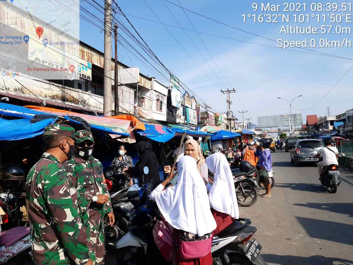 Cegah Penyebaran Covid-19, Serka N. Saragih Cek Kesehatan Pengunjung Pasar Tradisional