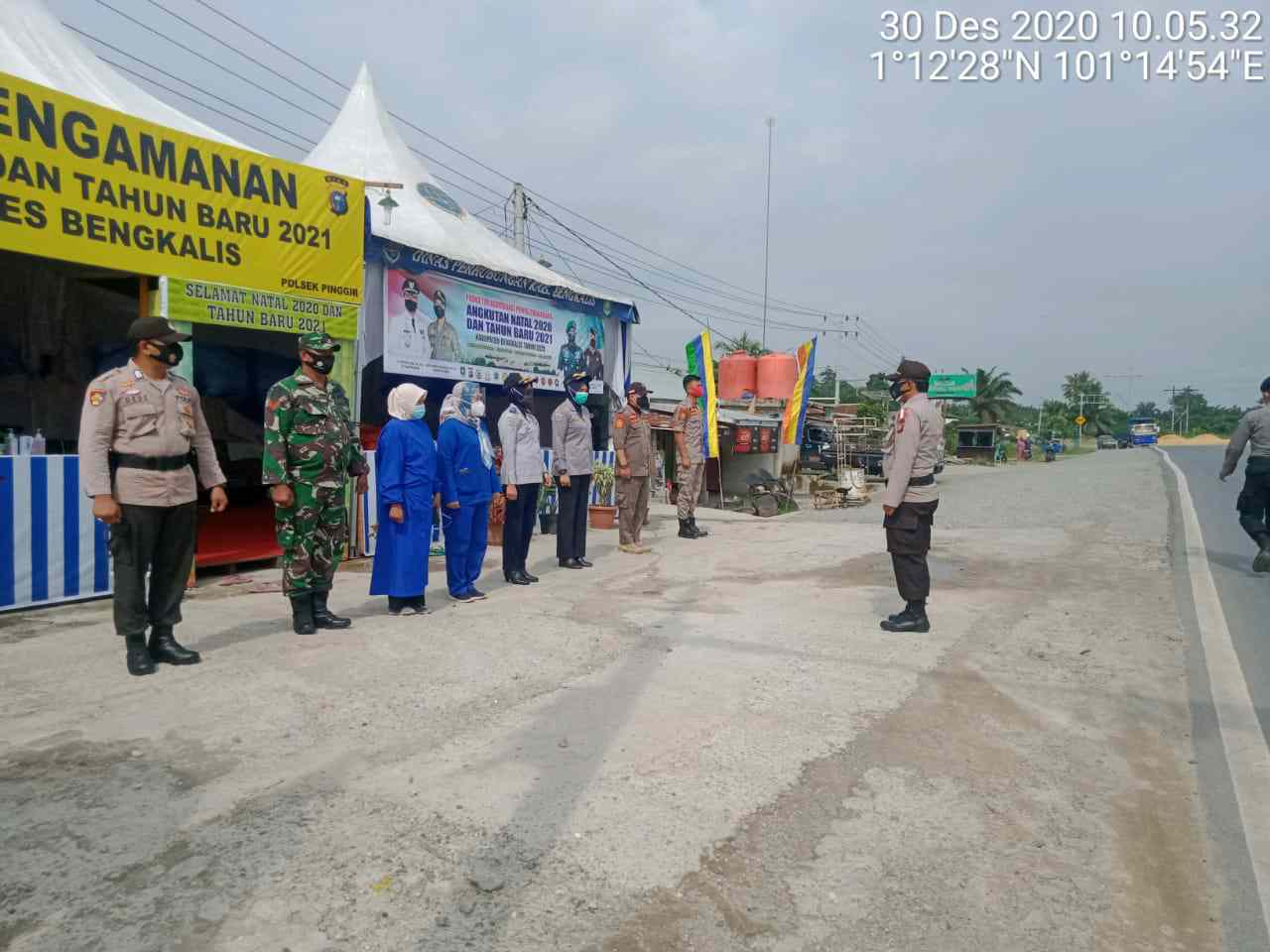 Babinsa 04/Mandau Koptu Paino, Jaga Pos PAM Pintu Masuk Tol Balai Raja, Pinggir