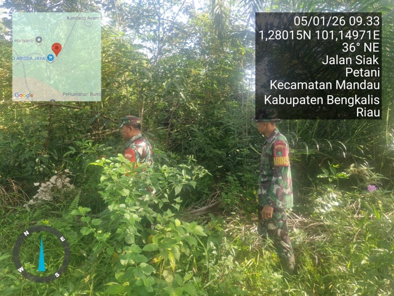 Babinsa Serma Agus liadi, Sertu Robbi, Koptu Muchsin khan Patroli Karhutla di Desa Petani, Batsol, Bengkalis
