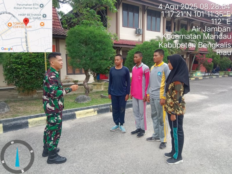 Babinsa Sertu M. Fikri Berikan Penyuluhan Pancasila Kepada Siswa di Kelurahan Air Jamban, Kampung Pancasila