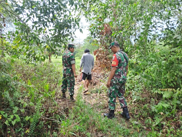 Patroli Rutin Cegah Karhutla, Babinsa Serda Chandrawan dan Serda Joni Berpatroli di Desa Sebangar