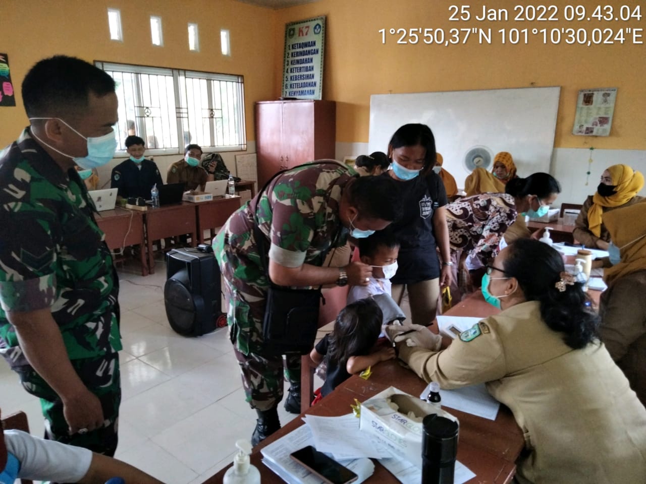 Babinsa Sertu Alinaspi dan Serda Chandrawan Tinjau Vaksinasi di 34 Simpang Bangko