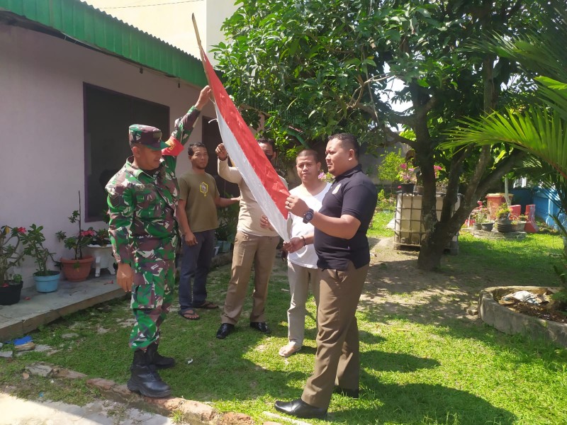 Jelang HUT RI ke 77, Babinsa Serma Yulihar dan Serda Ramadhani Patroli Pemasangan Bendera di Masyarakat