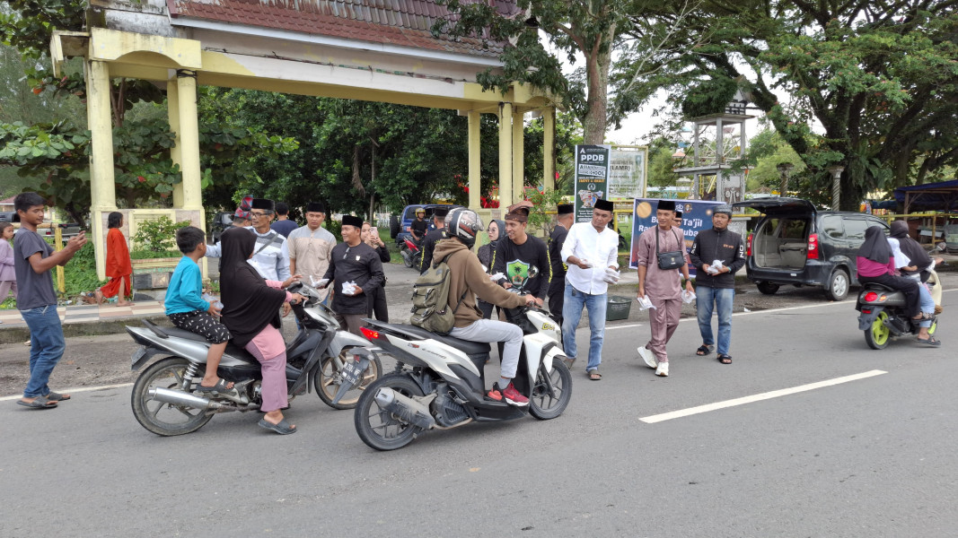 Indahnya Berbagi, Tameng Adat LAMR Mandau Berbagi Takjil Kepada Masyarakat
