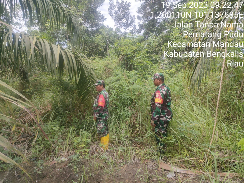 Terus Laksanakan Patroli, Babinsa Koramil 03/Mandau Serma Agusliadi dan Sertu Rosdianto di Pematang Pudu