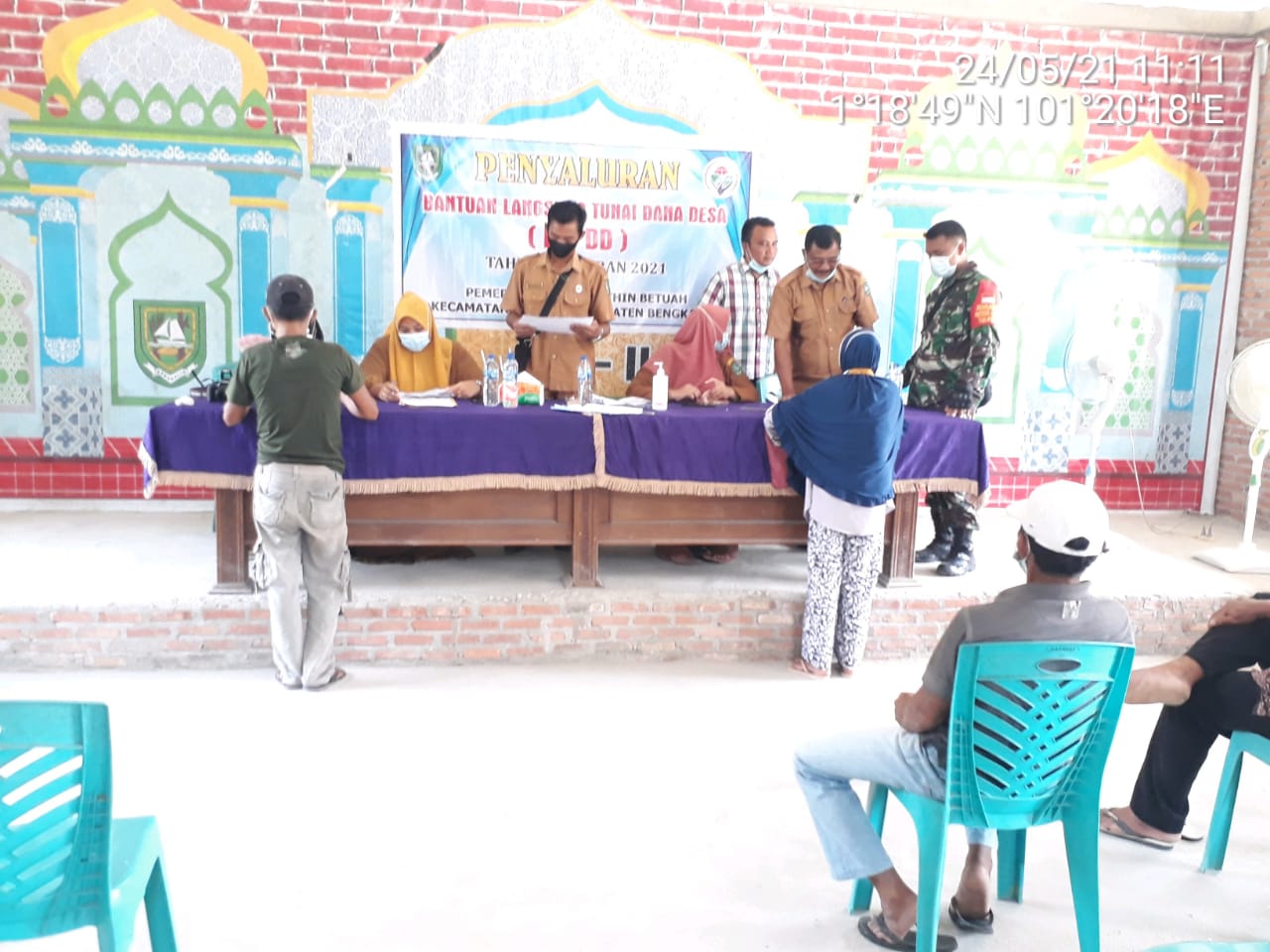 Sertu Ristiyo Hadiri Penyerahan BLT Tahap I , Tetap Jalankan Protkes Covid 19