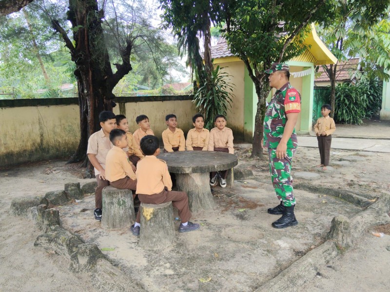 Babinsa Koptu P. Samosir Berikan Penyuluhan Pancasila Kepada Siswa di SDN Kelurahan Gajah Sakti, Mandau