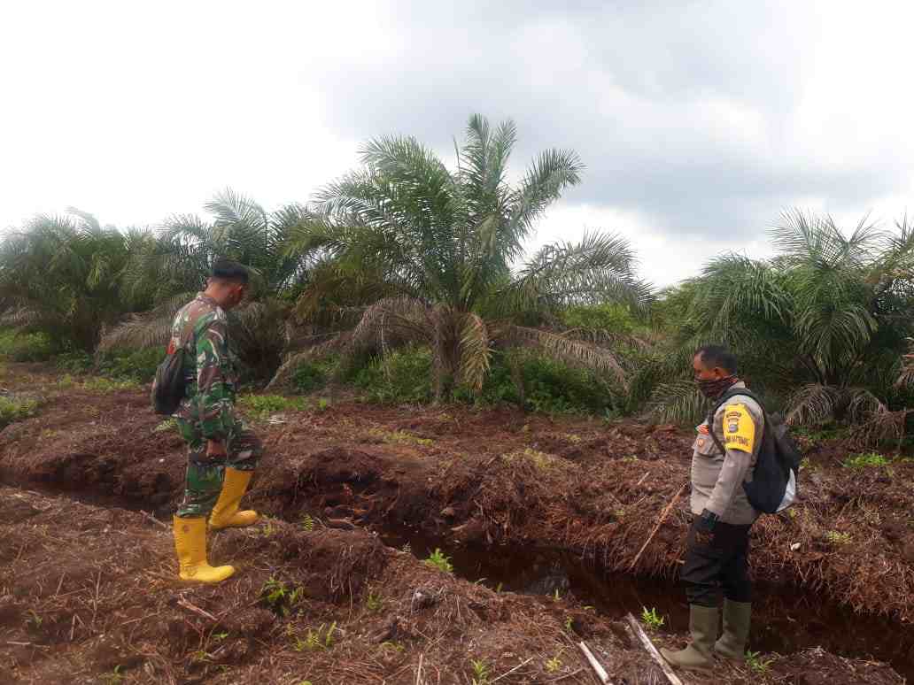 Cegah Karlahut Babinsa Koramil 04/Mandau Serma Armen Laksanakan Patroli Bersama