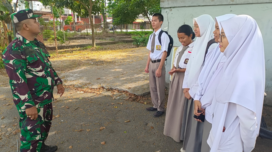 Babinsa Sertu R. Pardomuan Berikan Komsos Pancasila Kepada Siswa SMA di Kampung Pancasila, Desa Pinggir