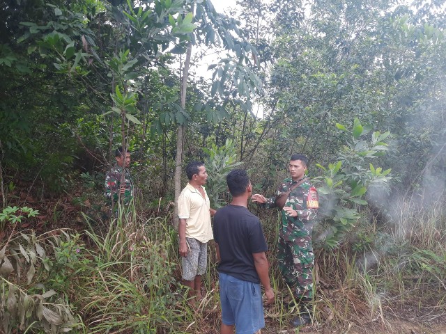 Babinsa Koramil 03/Mandau Kopda Dedi Swarman dan Praka Alif Terus Laksanakan Patroli Karhutla di Petani