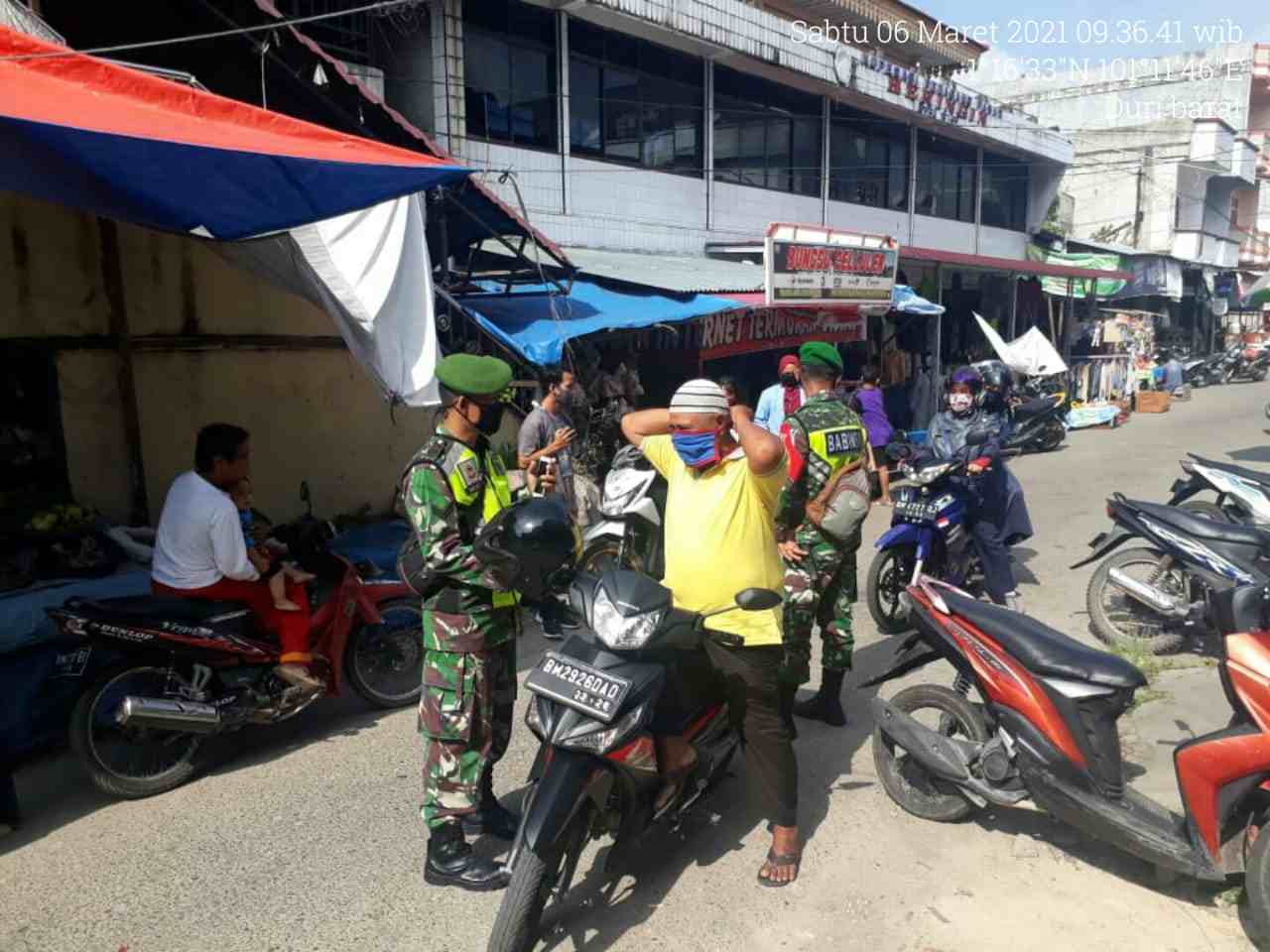 Antisipasi Covid-19, Sertu Ristiyo Cek Kesehatan Pengunjung Pasar Dewi Sartika